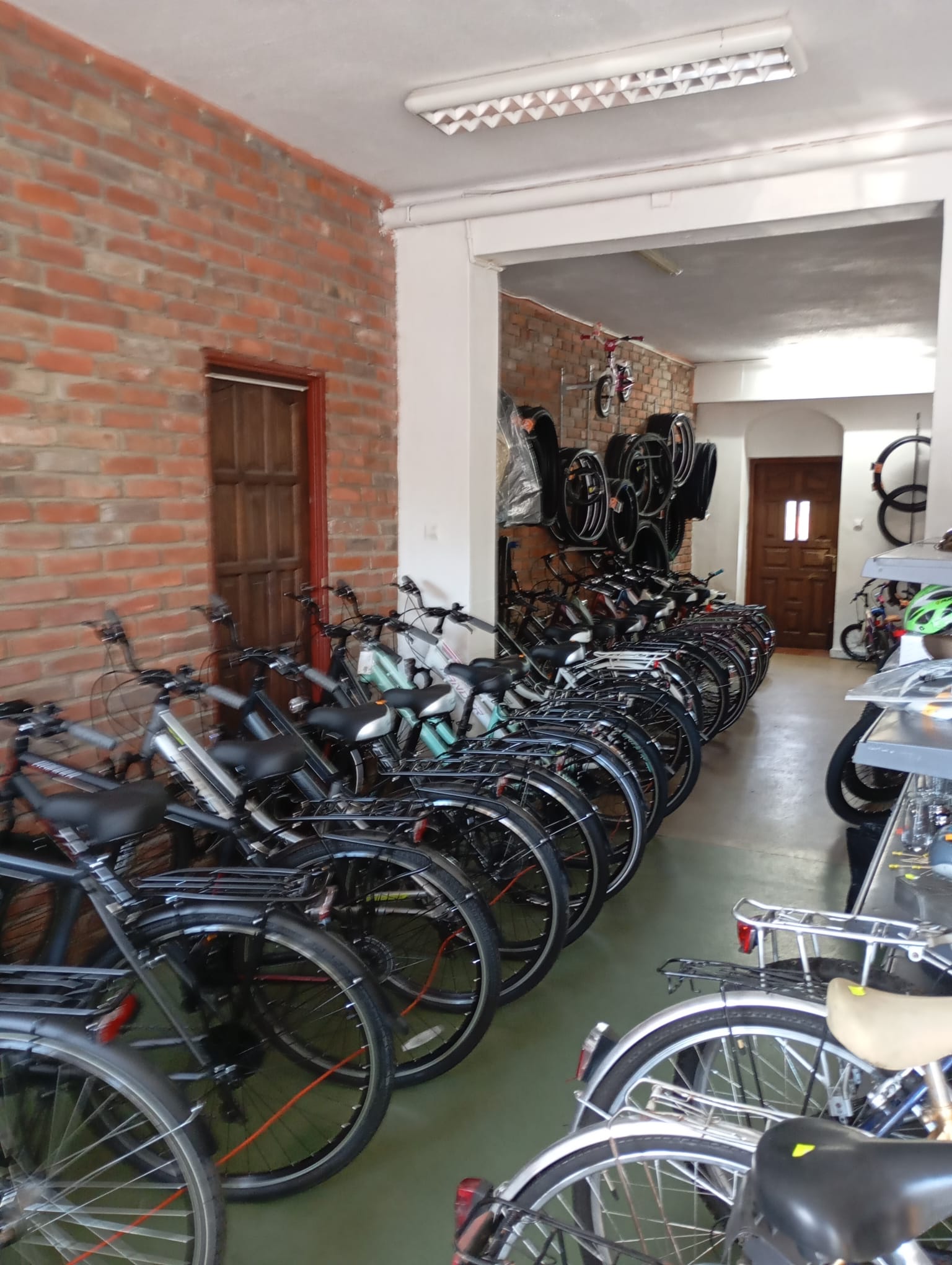 Wnętrze Sklepu Rowerowego Końskowola z szerokim wyborem rowerów
