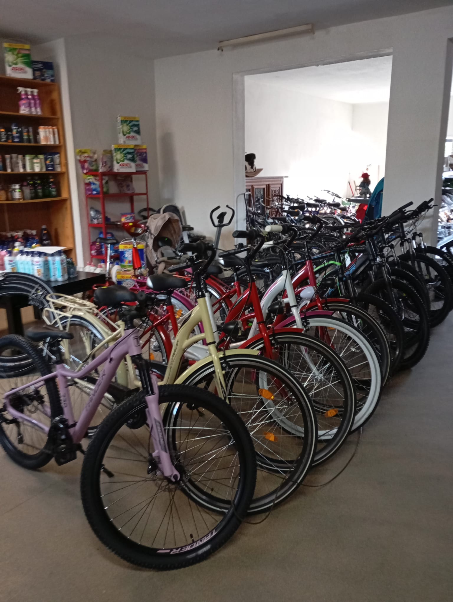 Różne typy rowerów w sklepie